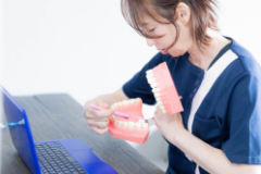 お口のマッサージをする